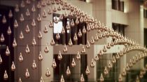 ART+COMによるキネティック・スカルプチャー “Kinetic Rain” at Singapore Airport