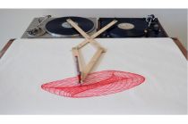 ターンテーブル2台を使って美しい曲線を描く器械 ”Drawing Apparatus” by Robert Howsare