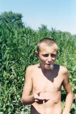 夏のウクライナで4000km もの旅の果てに、偶然出会ったティーンエイジ ャーたち。綿谷修展「Juvenile」