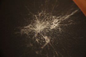 見る角度や光の具合で銀色のように見えることもあるが、実際は黒いインクで印刷されている